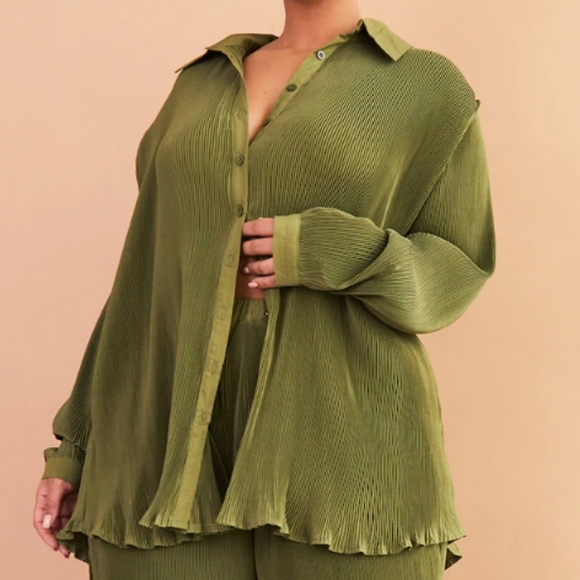 NEW Pretty Little Thing Plus Tall Khaki Plisse Button Front Oversized Shirt Sz 2 - Picture 1 of 5
